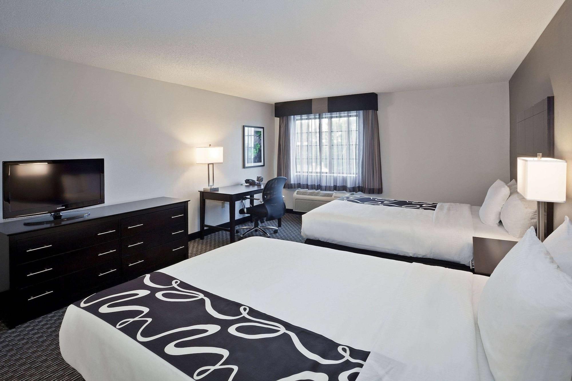 La Quinta By Wyndham Cleveland Macedonia Hotel Exterior photo
