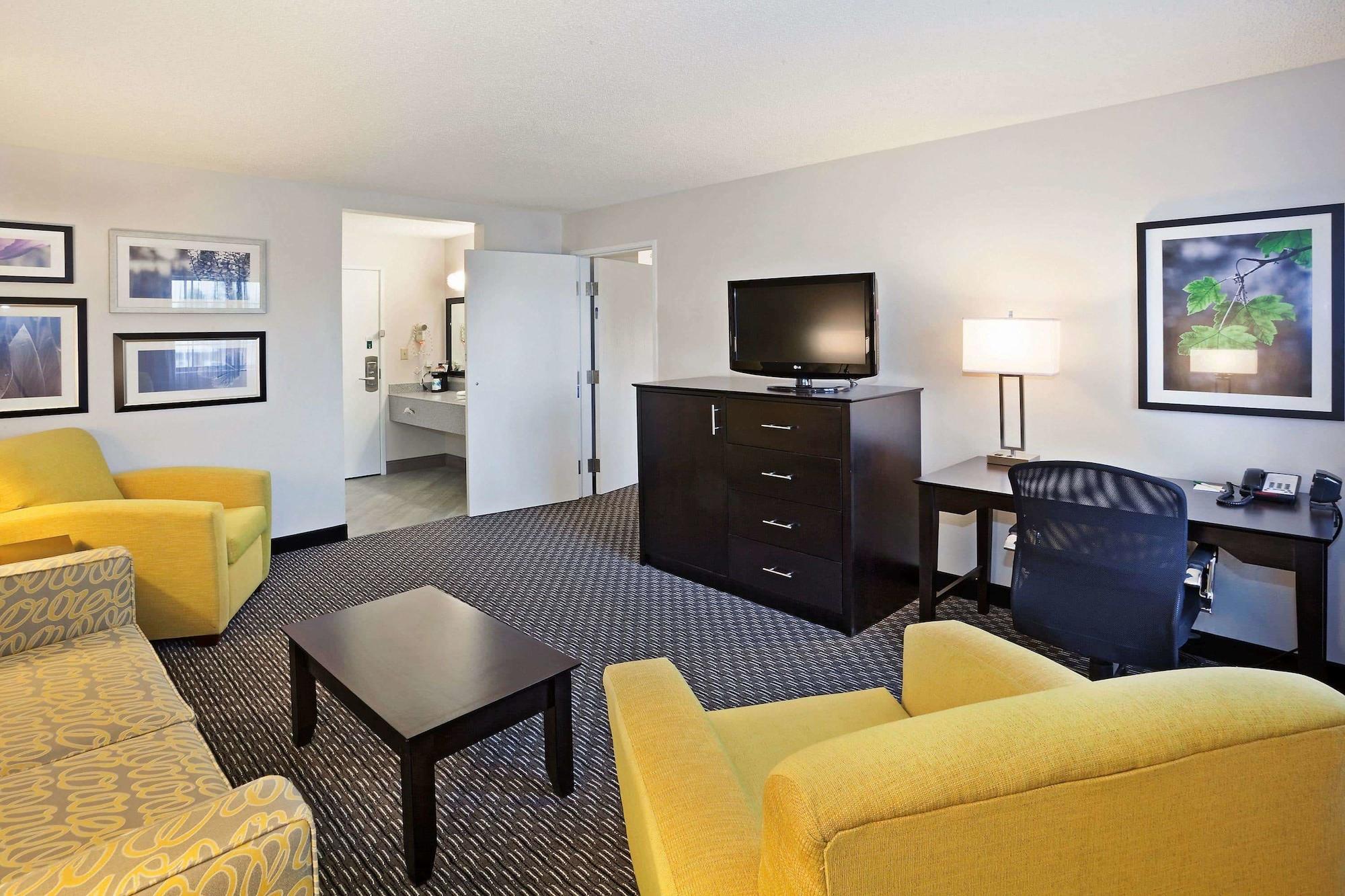 La Quinta By Wyndham Cleveland Macedonia Hotel Exterior photo