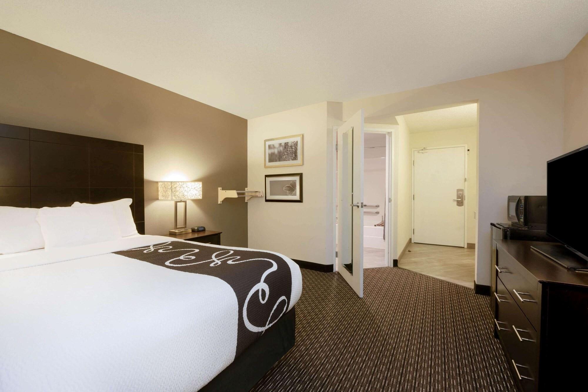 La Quinta By Wyndham Cleveland Macedonia Hotel Exterior photo