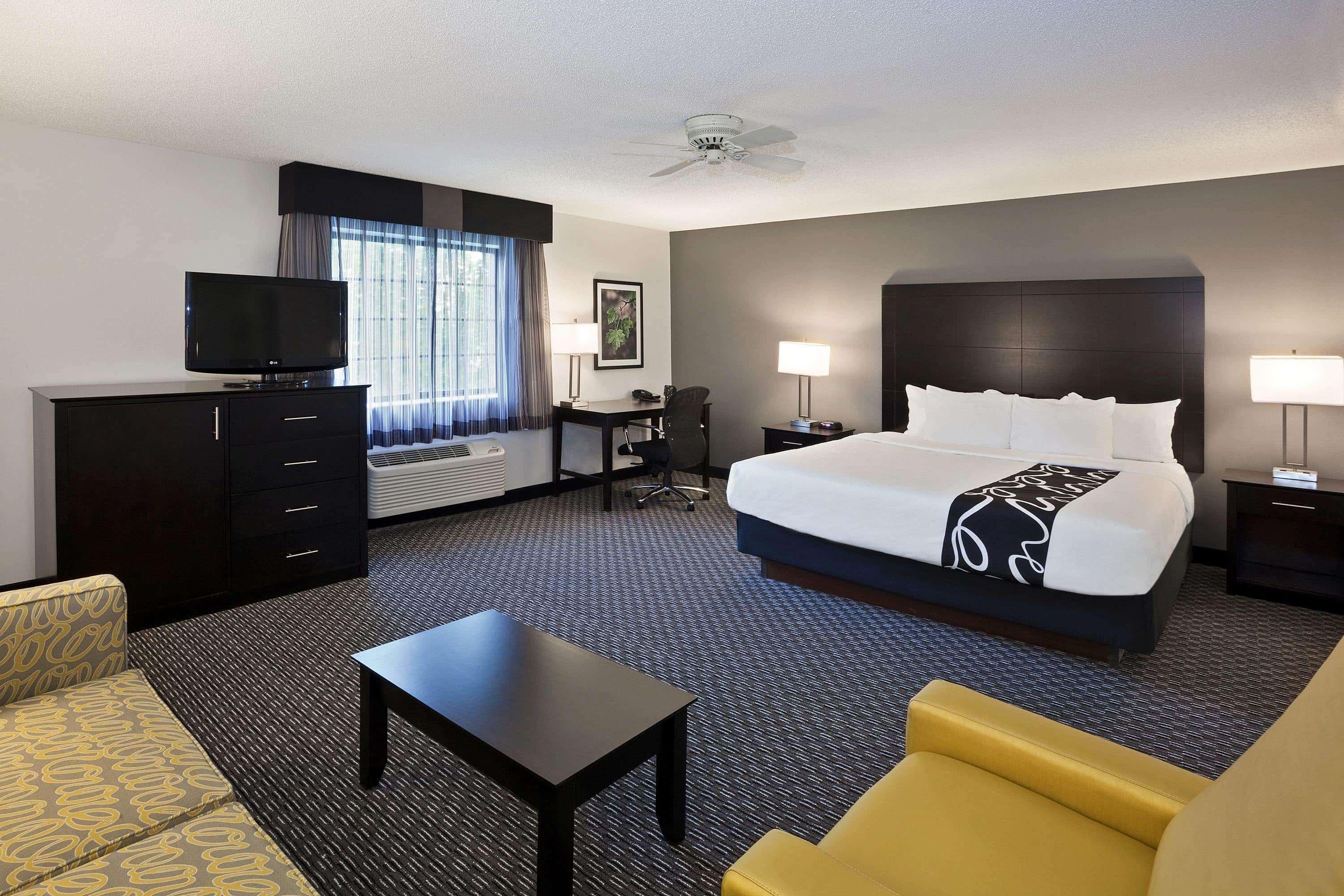 La Quinta By Wyndham Cleveland Macedonia Hotel Exterior photo