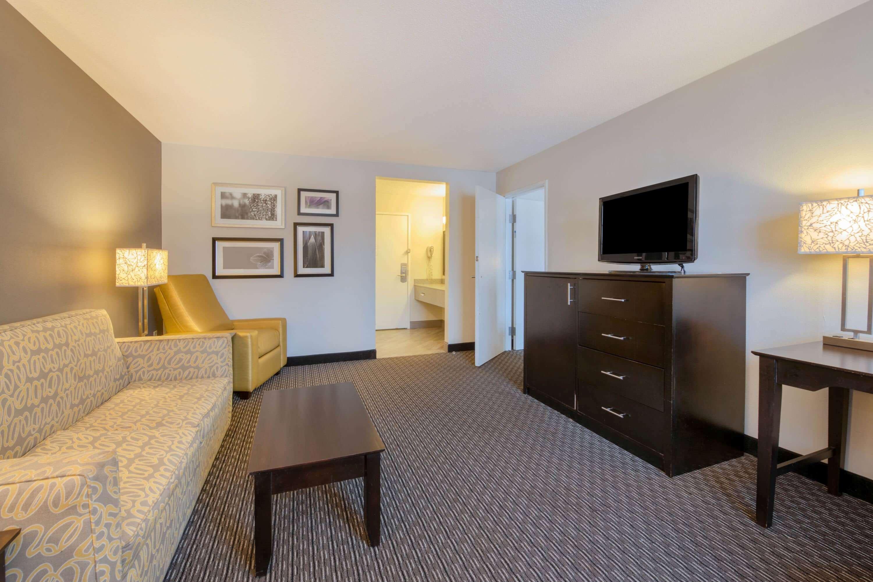 La Quinta By Wyndham Cleveland Macedonia Hotel Exterior photo