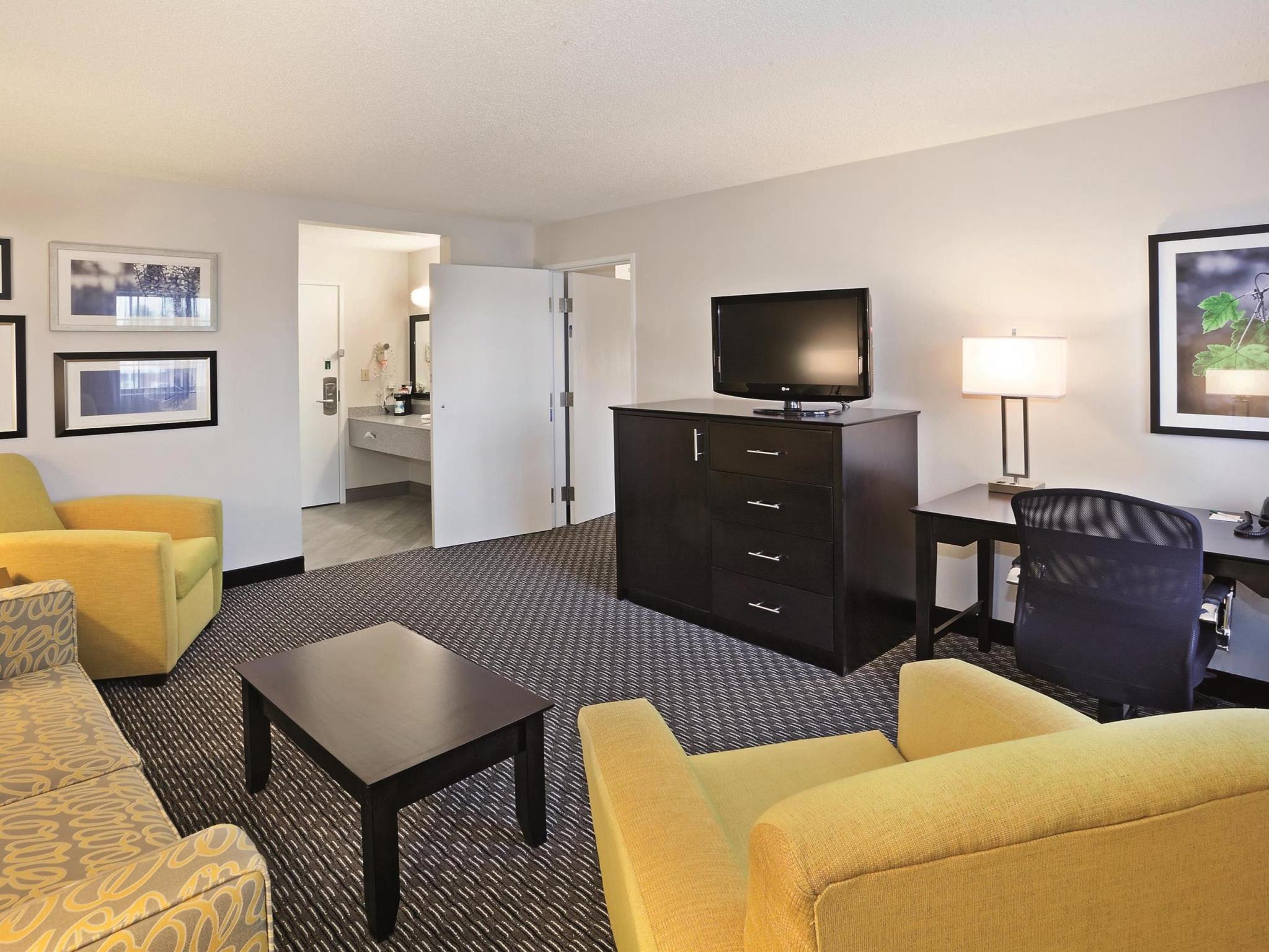 La Quinta By Wyndham Cleveland Macedonia Hotel Exterior photo
