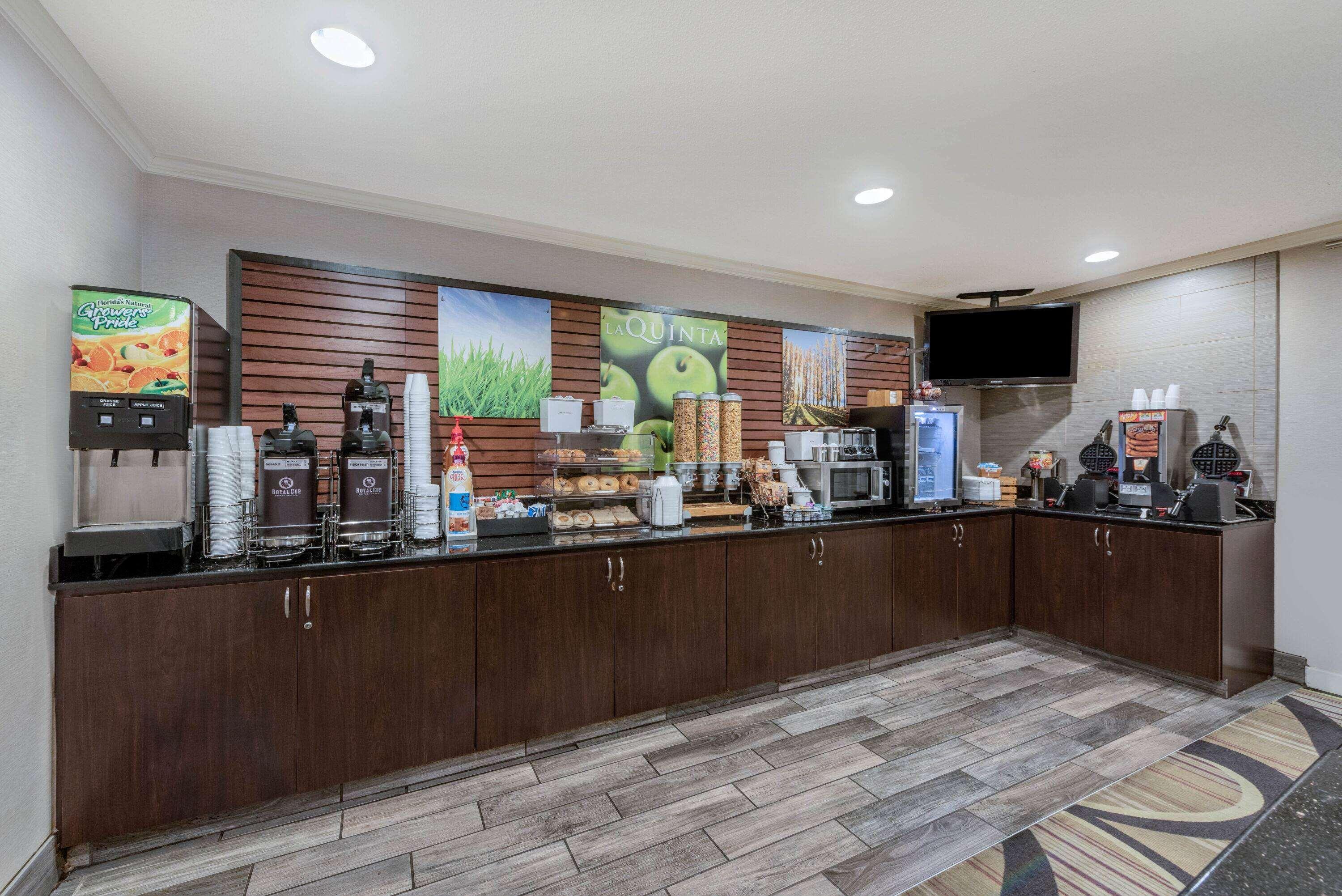La Quinta By Wyndham Cleveland Macedonia Hotel Exterior photo