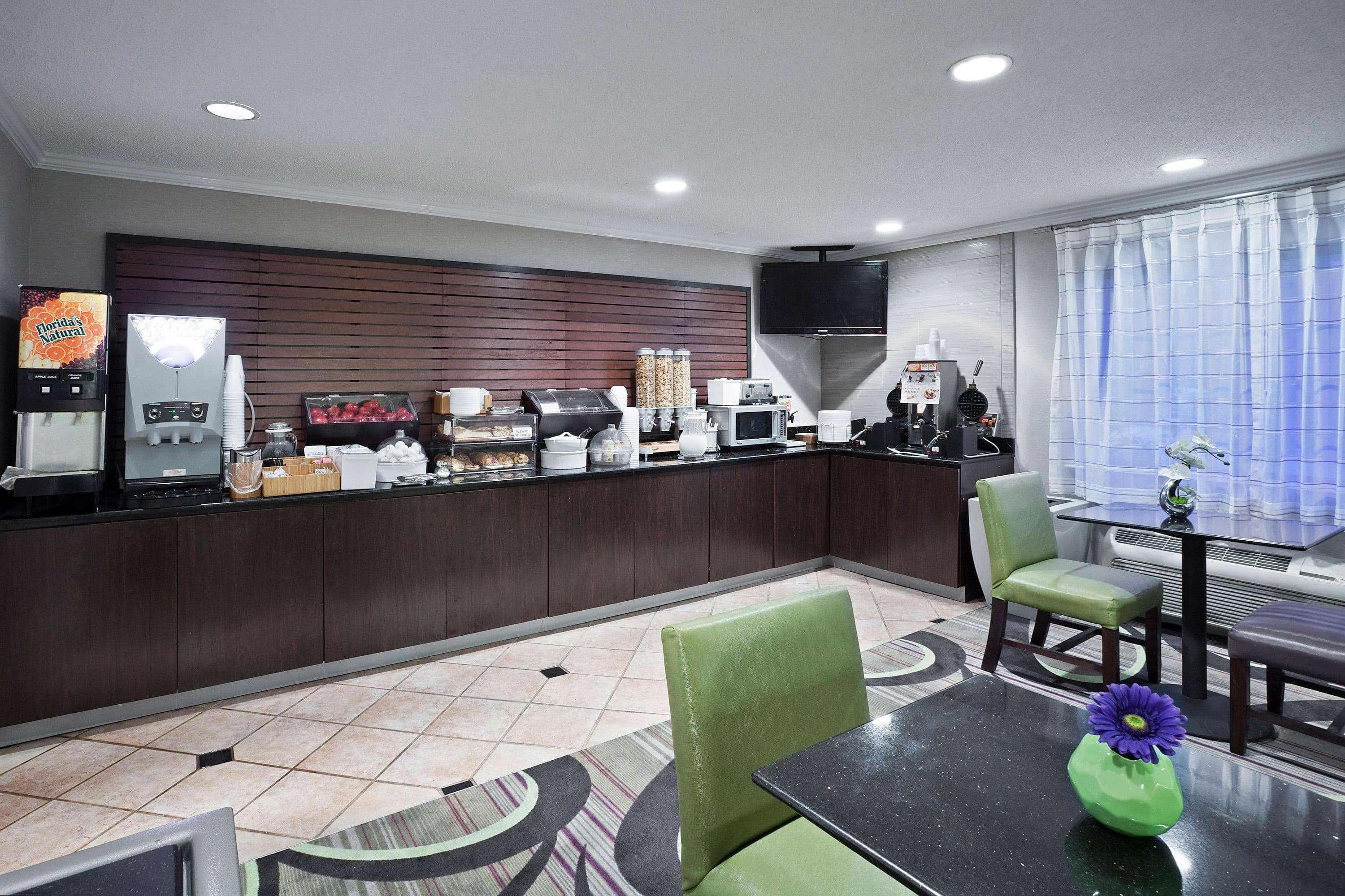 La Quinta By Wyndham Cleveland Macedonia Hotel Exterior photo