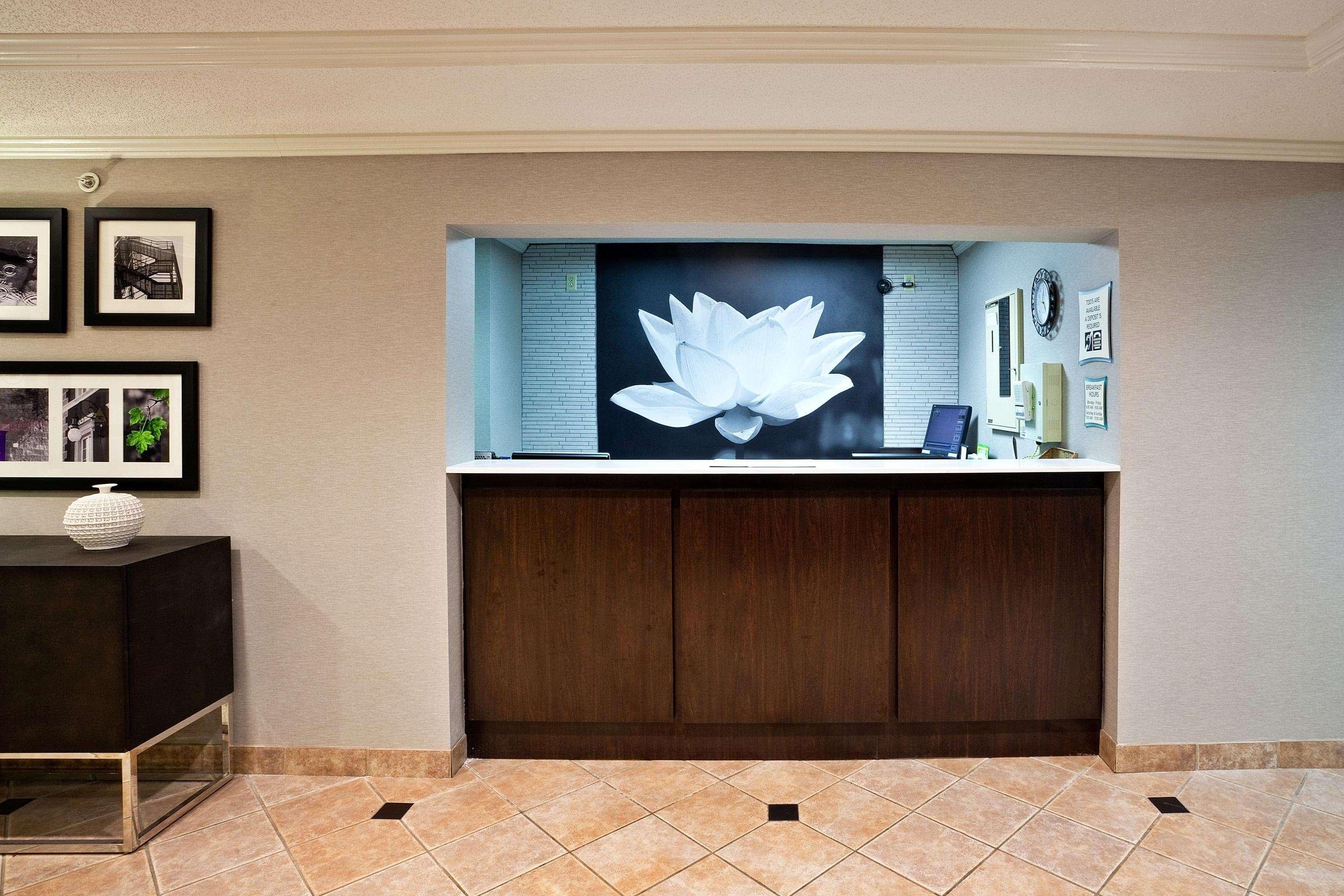La Quinta By Wyndham Cleveland Macedonia Hotel Exterior photo