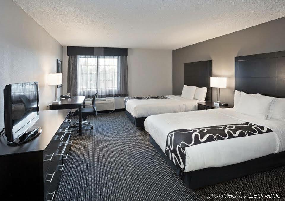 La Quinta By Wyndham Cleveland Macedonia Hotel Exterior photo