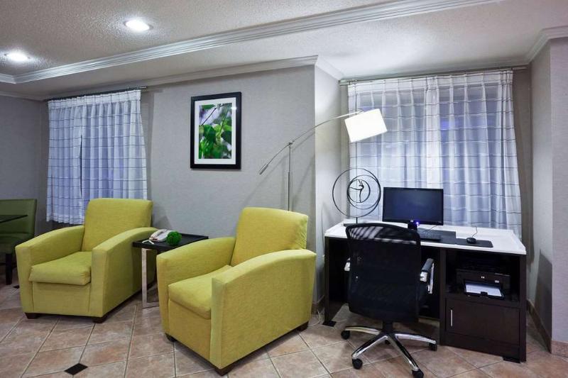 La Quinta By Wyndham Cleveland Macedonia Hotel Exterior photo